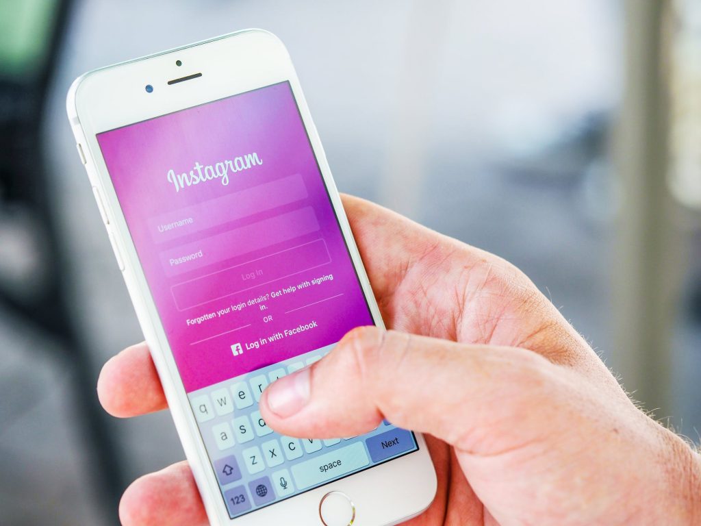 Instagram socialmedia populariteit bij jongeren en ouders met accounts en advertenties