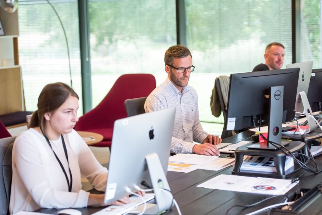 Infographic over hoe financieel sterk uitkomen na corona door doelen stellen en budgetbeheer