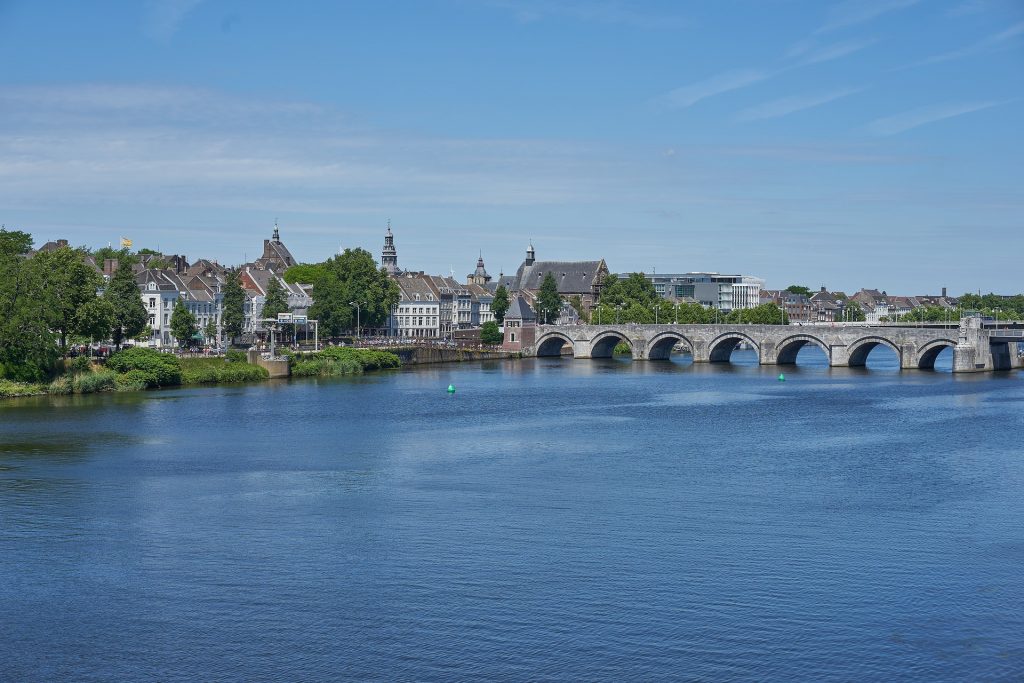 Luchtfoto van Maastricht met zijn historische centrum en de Maas rivier, ideaal voor leuke uitjes en bezienswaardigheden