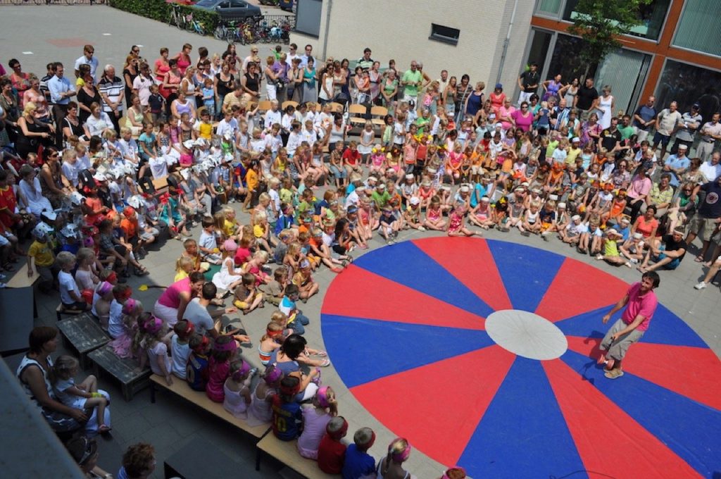 Kinderen werken met circusmaterialen en circustheater tijdens een circus op school workshop