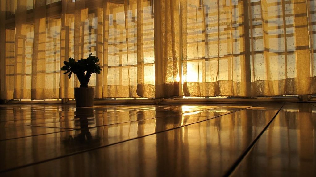 Goud in je interieur: gouden gordijnen en decoratie met warme glans en luxe uitstraling in een modern ingerichte woonkamer